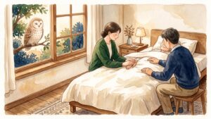 柔らかな光が差し込む寝室で、ベッドのそばの家族がそっと手を重ね、窓の外の枝からふくろうが見守っている水彩イラスト